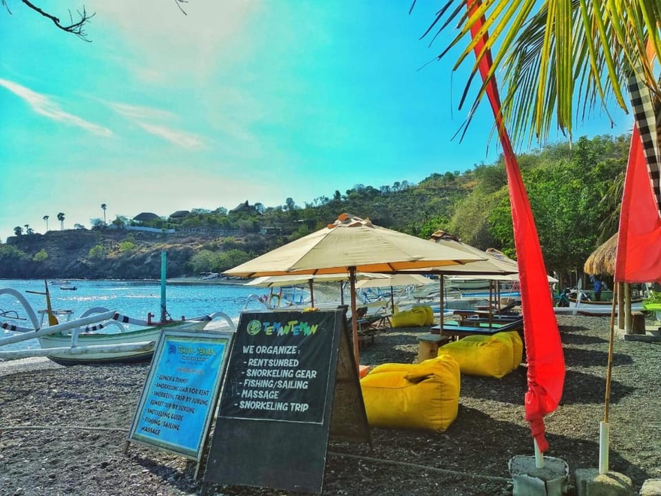 COCONUT BEACH BUNGALOWs & WARUNG Bed and Breakfast in Abang