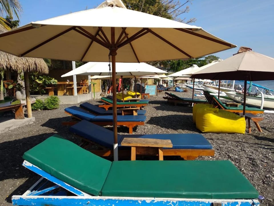 COCONUT BEACH BUNGALOWs & WARUNG Bed and Breakfast in Abang