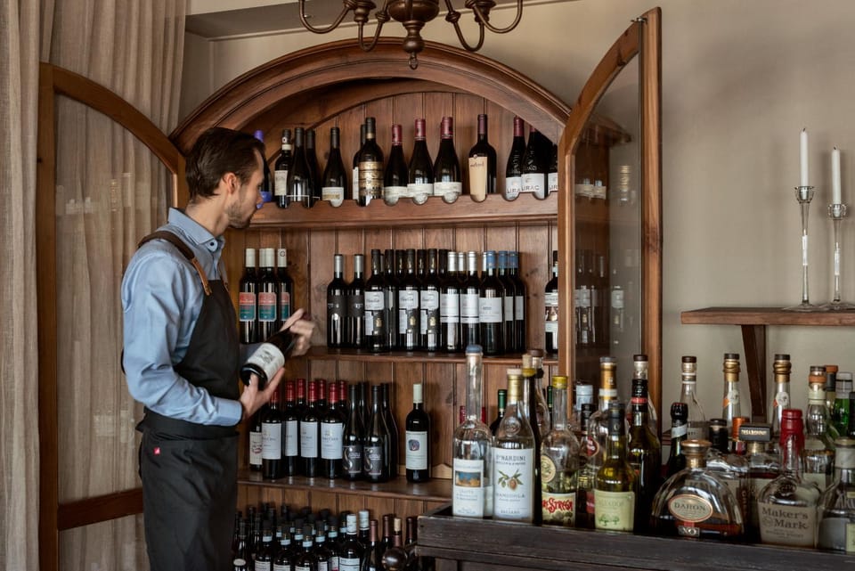 Staff, Restaurant/places to eat, Lounge or bar, Lounge or bar, Drinks, Alcoholic drinks