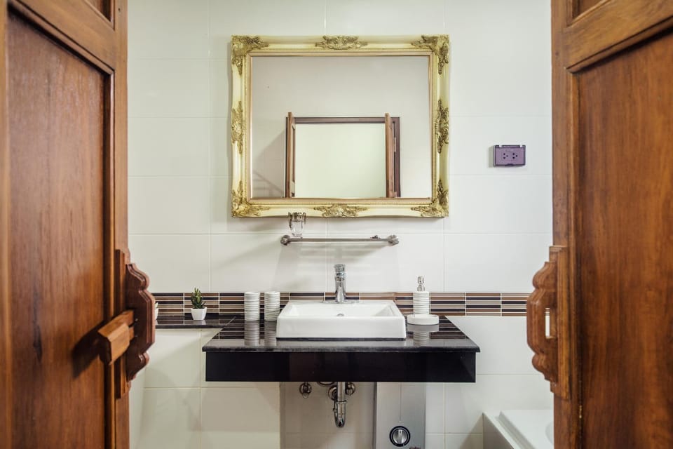 Bathroom, Decorative detail