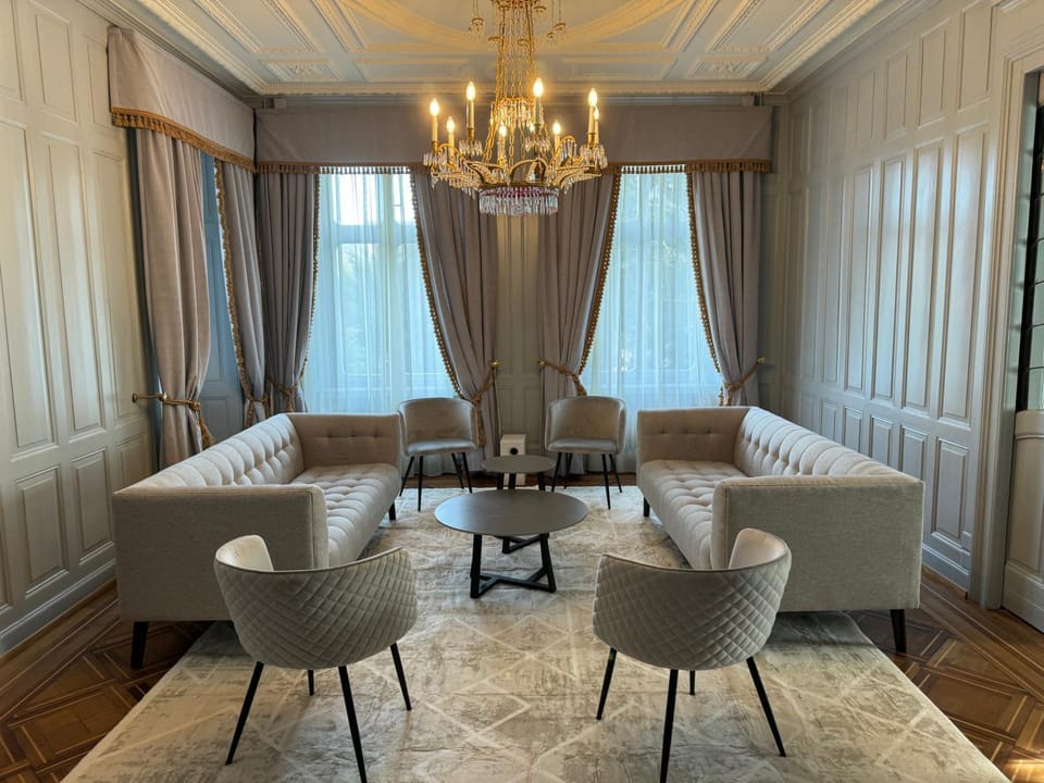 Living room, Seating area