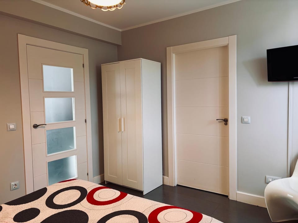 Bed, TV and multimedia, Photo of the whole room, Bedroom, wardrobe