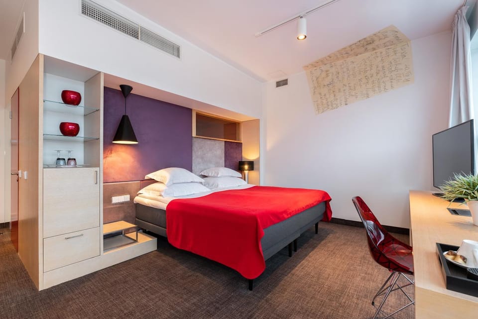 Bed, TV and multimedia, Photo of the whole room, Bedroom, hair dresser