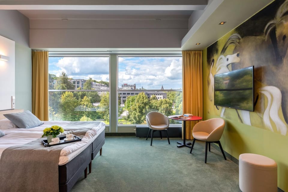 Bed, TV and multimedia, View (from property/room), Photo of the whole room, Seating area, Bedroom