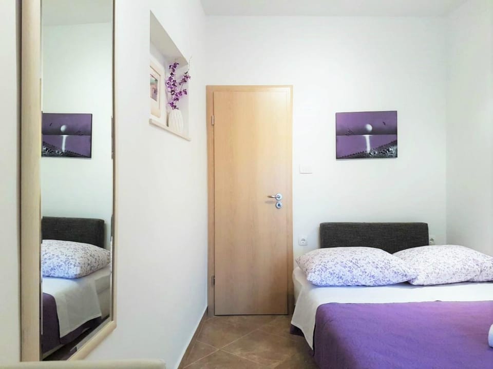 Bed, Photo of the whole room, Decorative detail