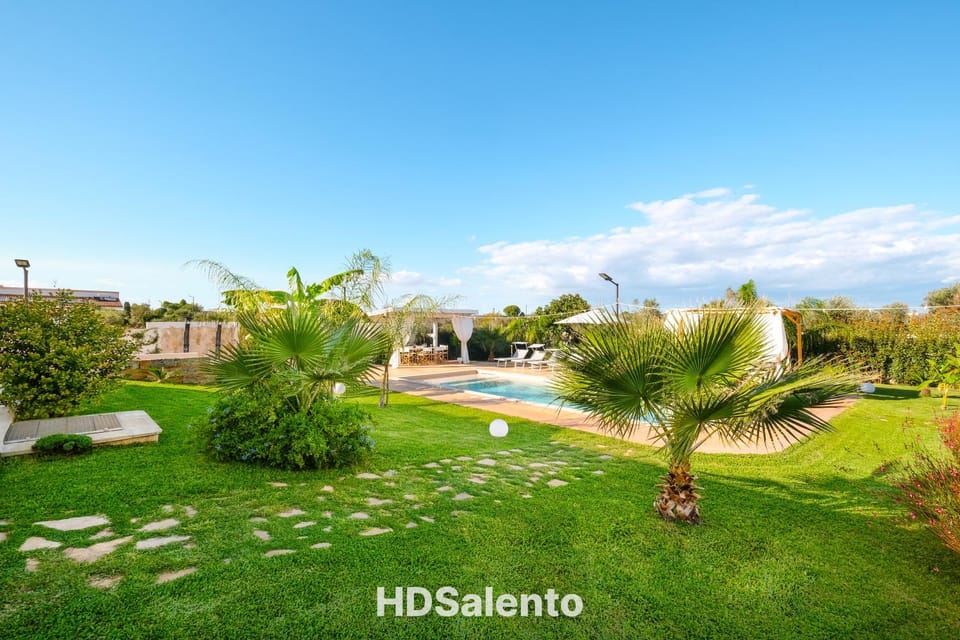 Communal lounge/ TV room, Spring, Evening entertainment, Pool view
