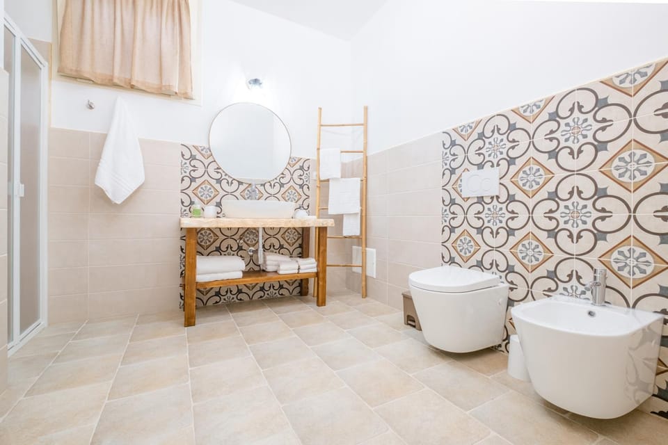 Toilet, Bathroom, bidet, towels