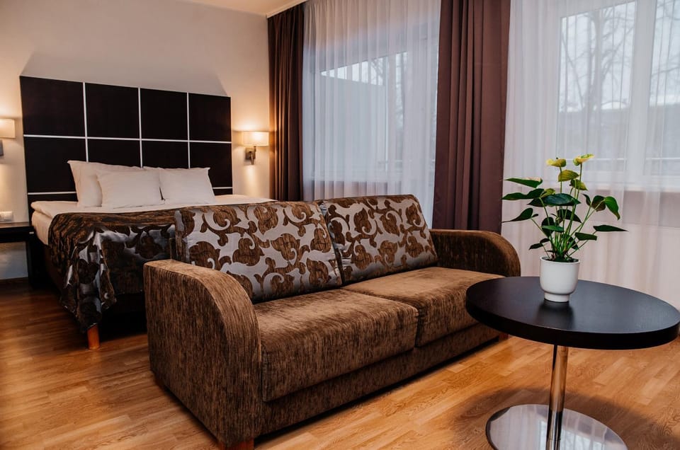 Bed, Living room, Photo of the whole room, Seating area, Bedroom
