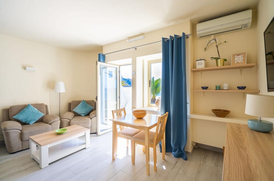 Living room, Seating area, Dining area, air conditioner