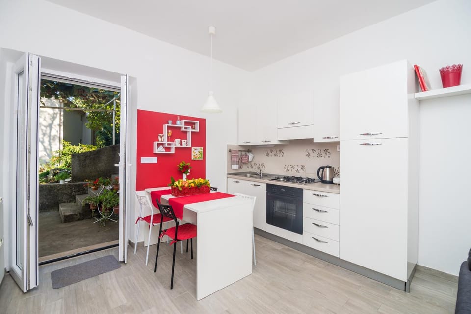 Kitchen or kitchenette, Dining area