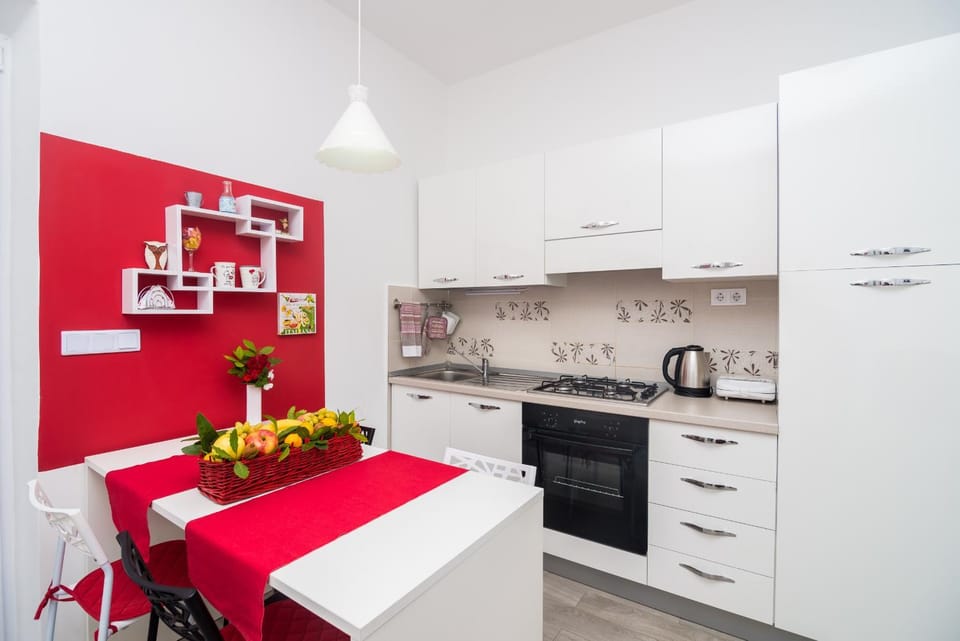 Kitchen or kitchenette, Dining area