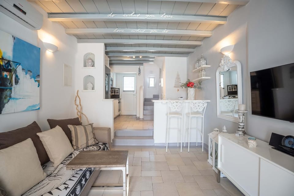 TV and multimedia, Kitchen or kitchenette, Living room, Seating area