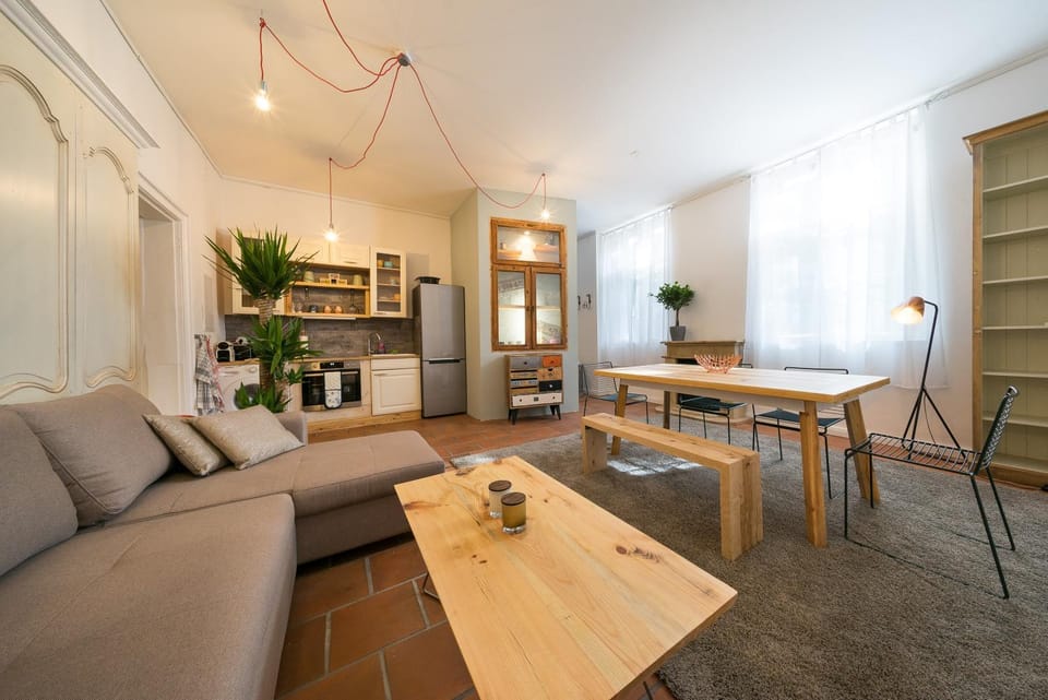 Coffee/tea facilities, Kitchen or kitchenette, Living room, Dining area