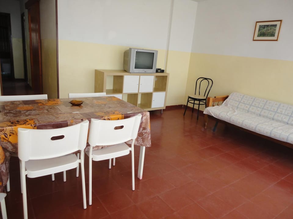 TV and multimedia, Living room, Seating area, Dining area, furniture, internet