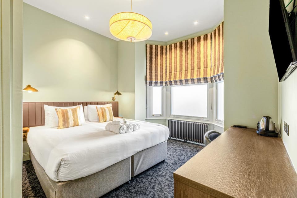 Bed, TV and multimedia, Photo of the whole room, Bedroom, towels