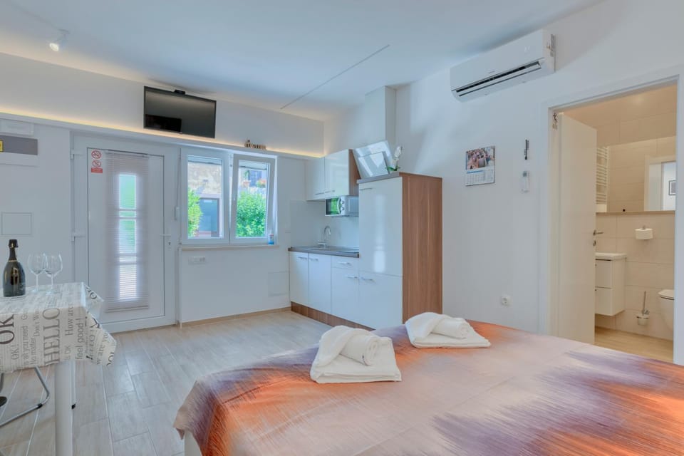 TV and multimedia, Kitchen or kitchenette