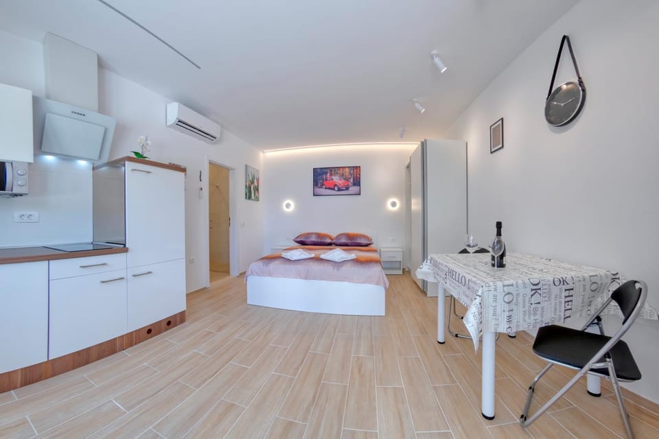 Bed, Living room