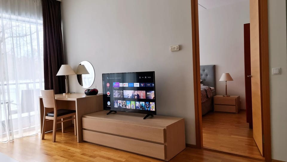 Bed, TV and multimedia, Photo of the whole room, hair dresser