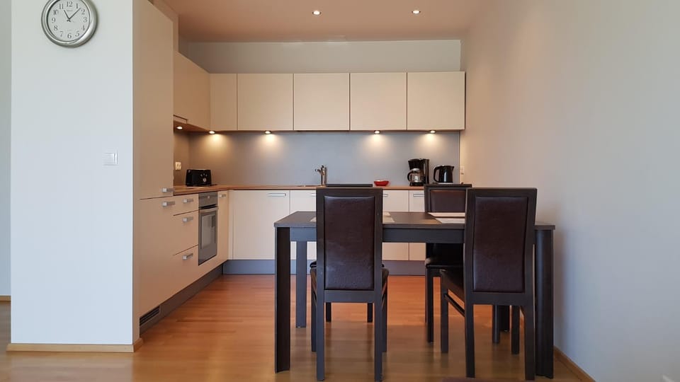 Coffee/tea facilities, Kitchen or kitchenette, Dining area, stove