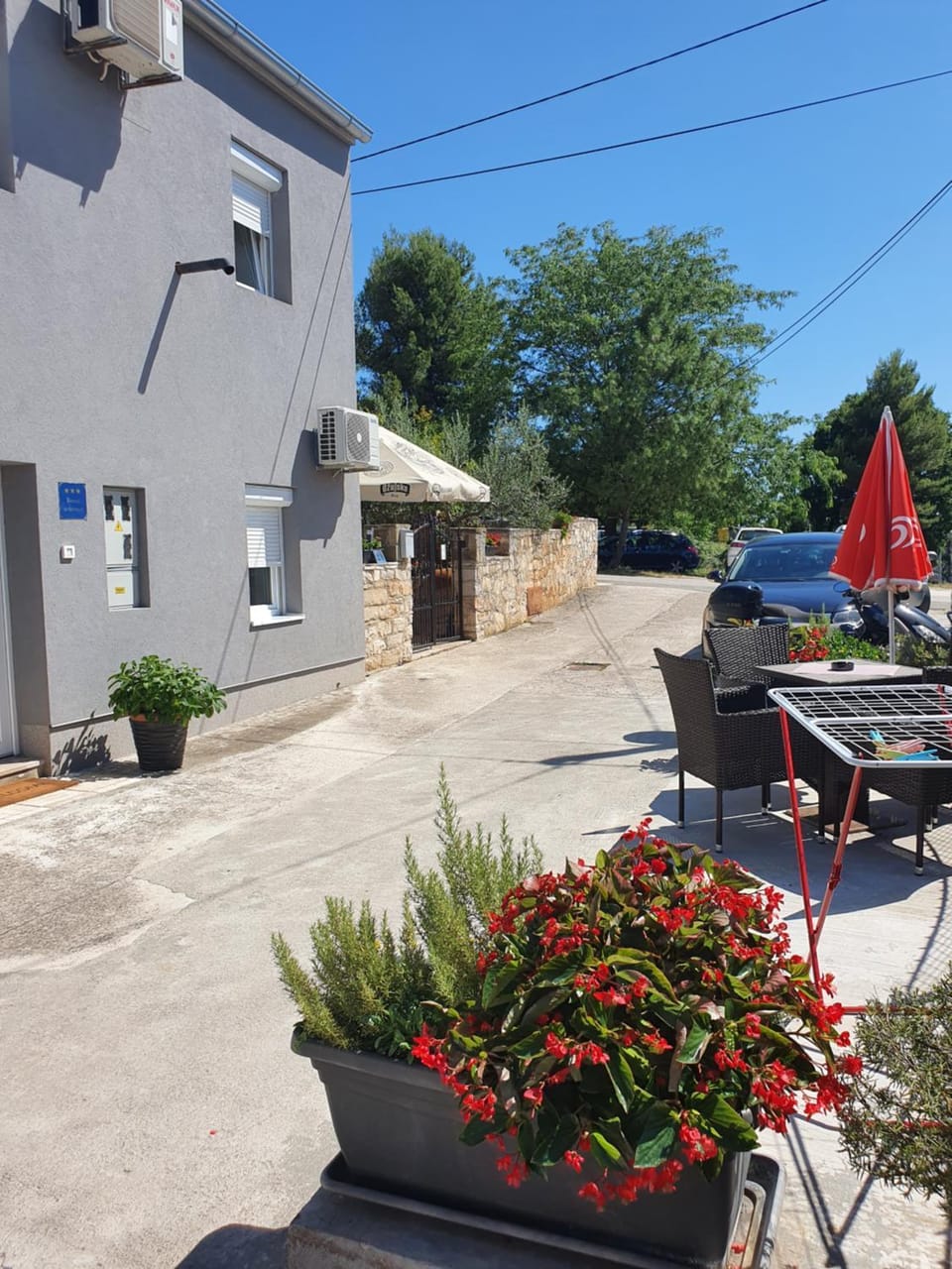 Property building, Patio, Facade/entrance