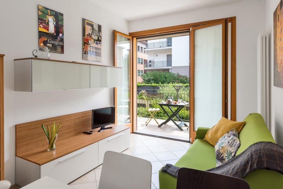 Living room, Inner courtyard view