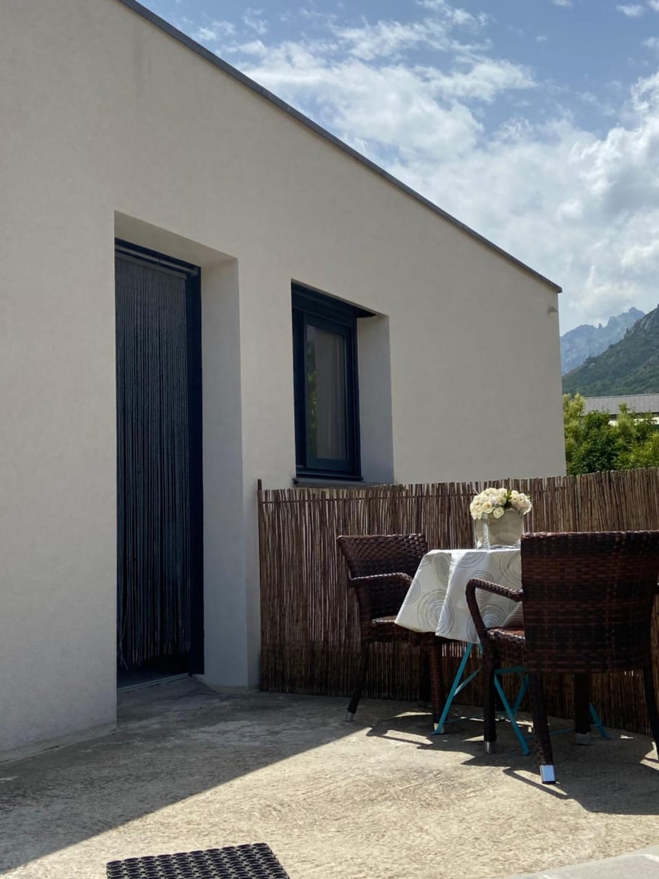 Facade/entrance, Balcony/Terrace
