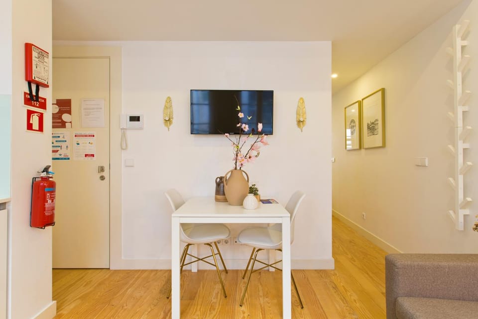 TV and multimedia, Living room, Seating area, Dining area