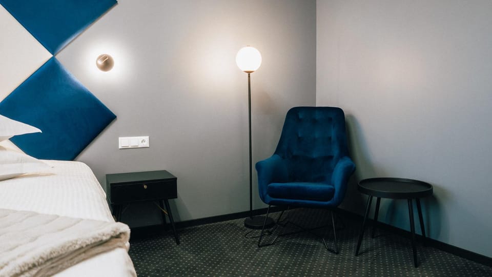 Photo of the whole room, Seating area