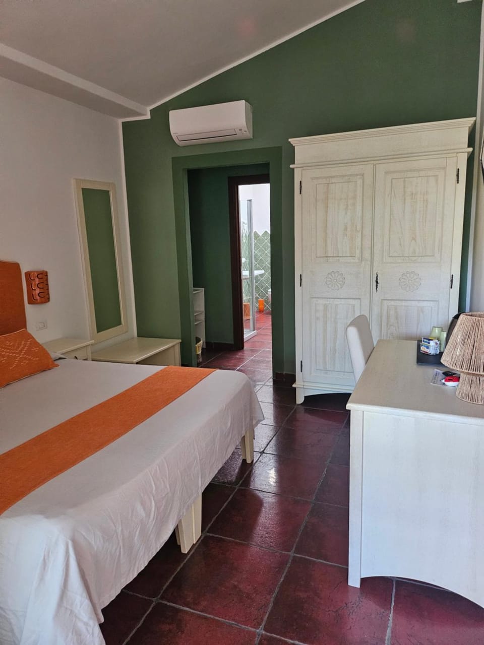 Bed, Photo of the whole room, Bedroom, air conditioner