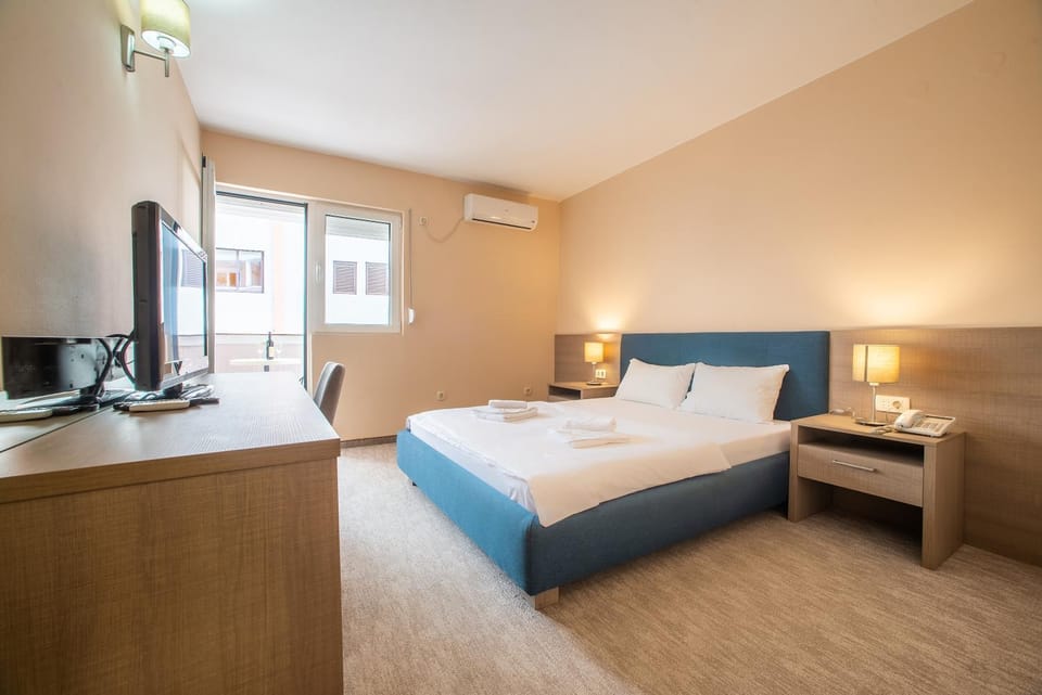 Bed, Photo of the whole room, towels, air conditioner