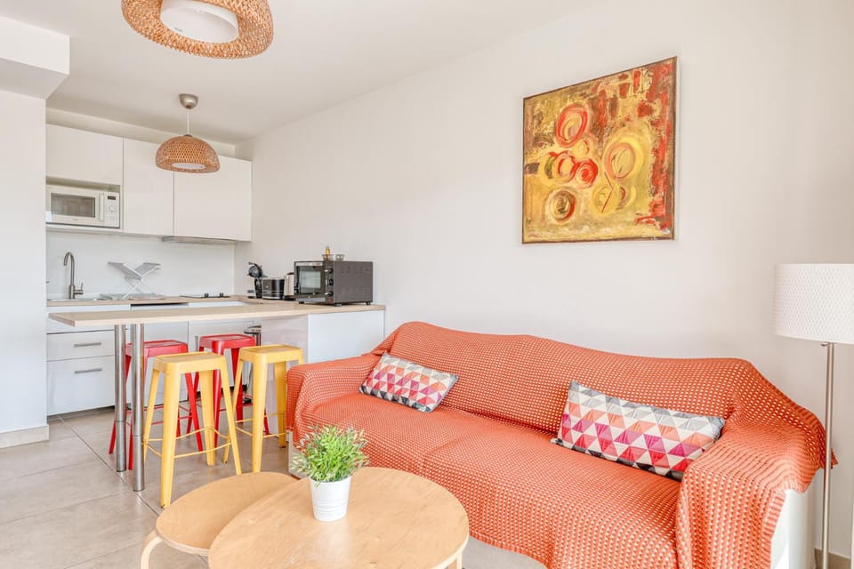 Living room, Seating area, Dining area, stove