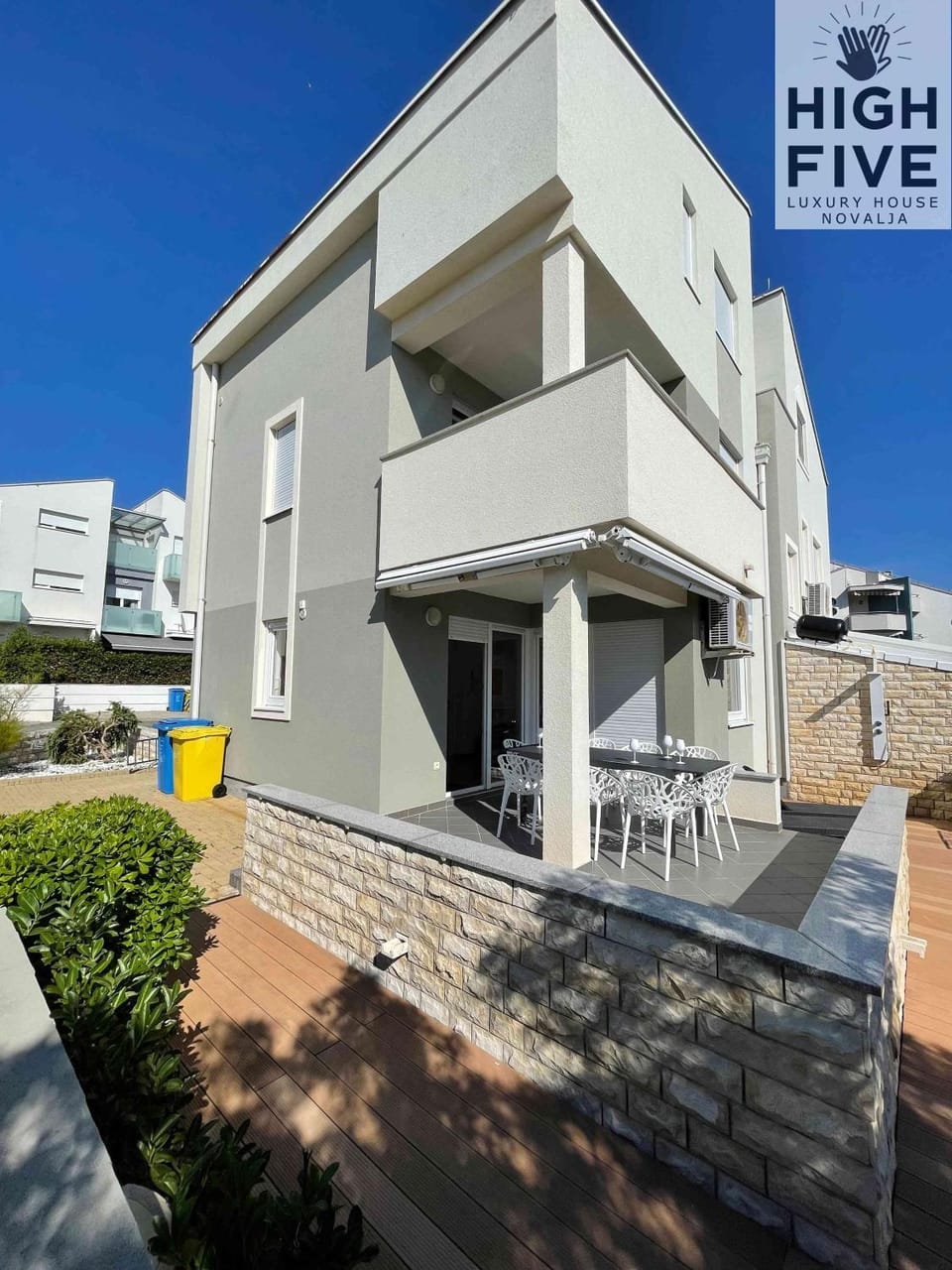 Property building, Patio, Garden, Balcony/Terrace, Seating area