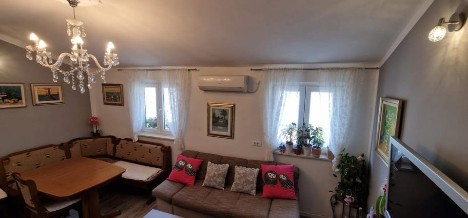 TV and multimedia, Living room, Seating area, air conditioner