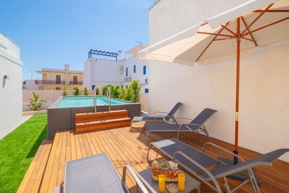 Property building, Day, Swimming pool, sunbed