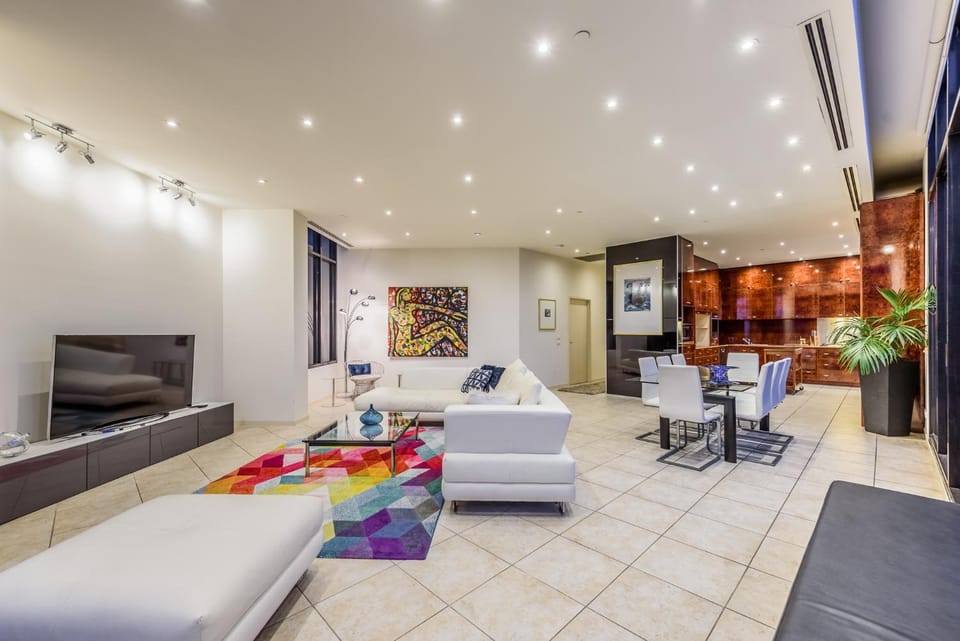 Exclusive Stays - Gallery Penthouse Apartment in Southbank