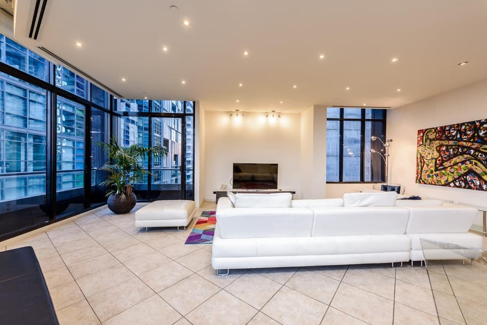 Exclusive Stays - Gallery Penthouse Apartment in Southbank