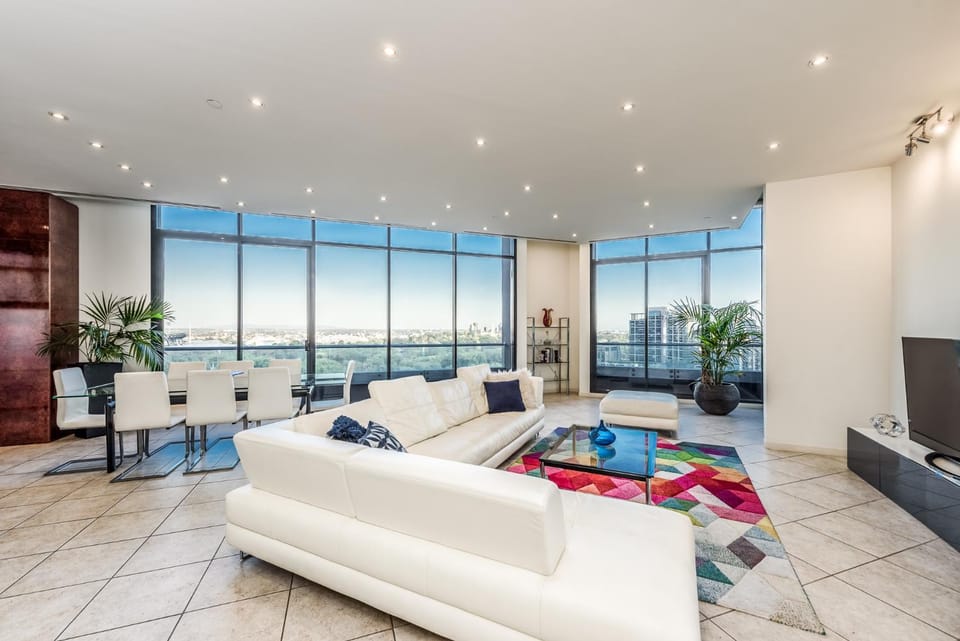 Exclusive Stays - Gallery Penthouse Apartment in Southbank
