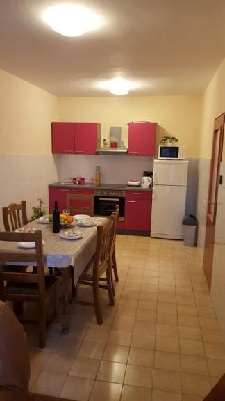 Kitchen or kitchenette, Dining area