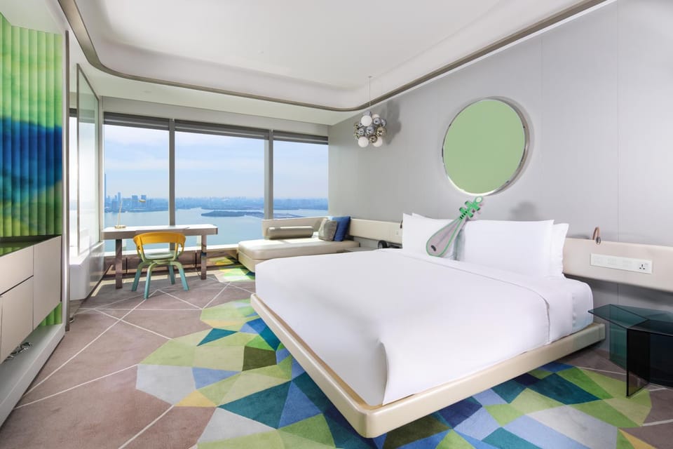 Photo of the whole room, Lake view