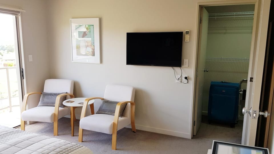 Seating area, Bedroom, wardrobe