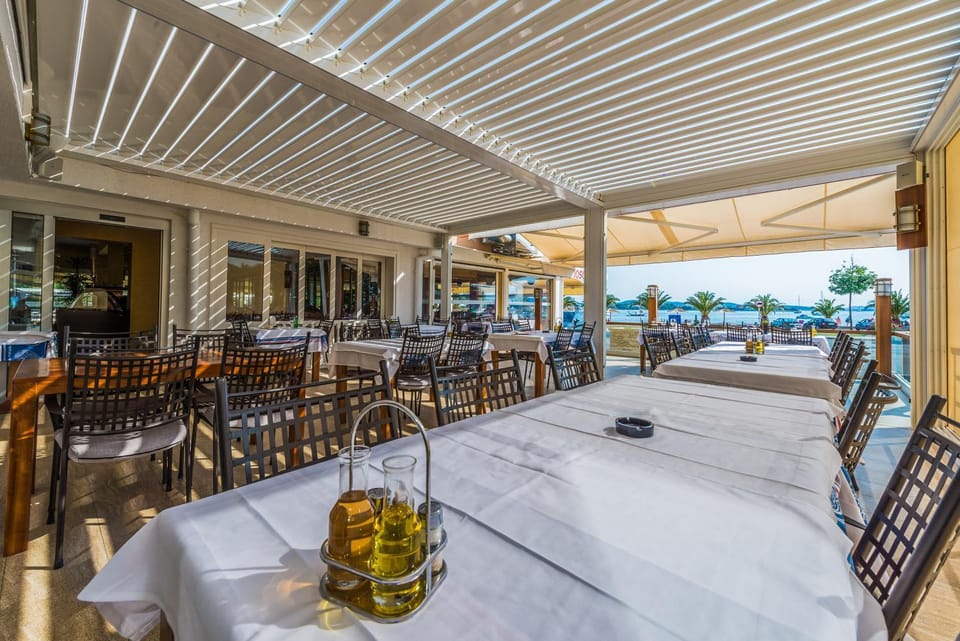 Restaurant/places to eat, Day, On site, Sea view, Lunch, Dinner, Alcoholic drinks, Non alcoholic drinks