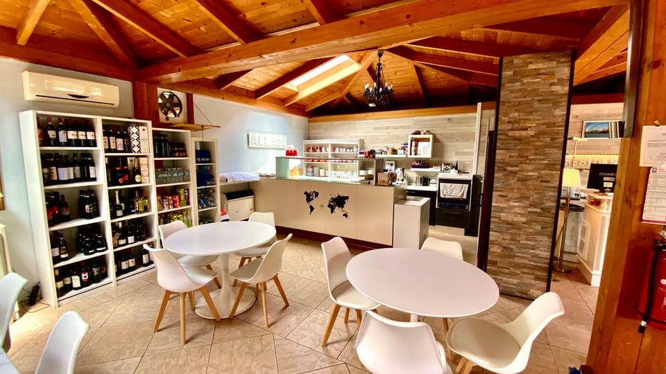 Restaurant/places to eat, Lounge or bar