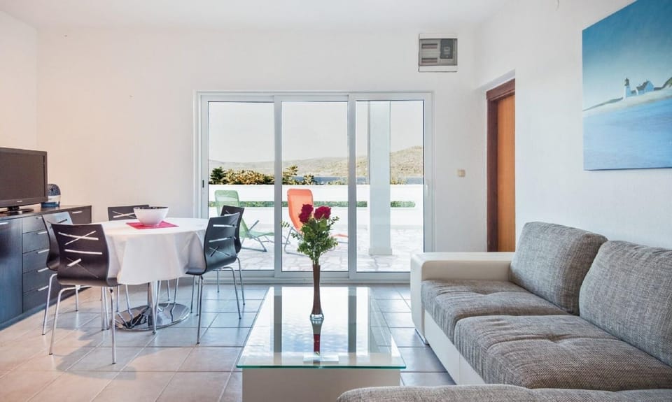TV and multimedia, Living room, Seating area, Dining area, Sea view