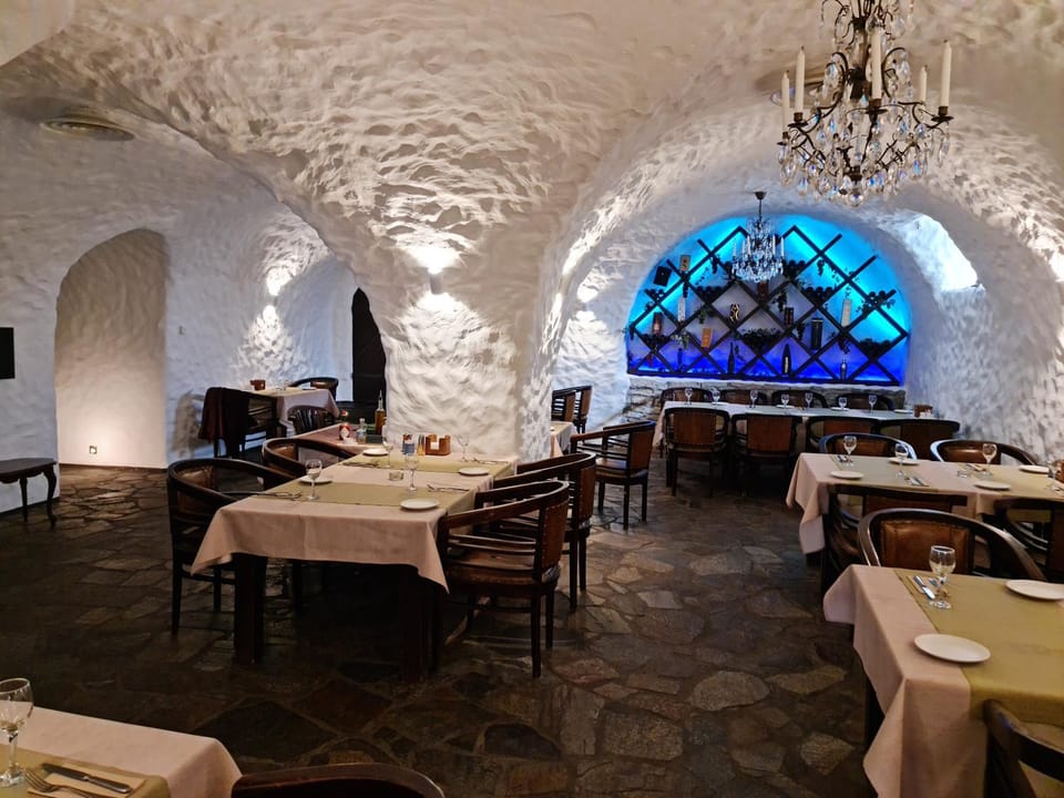 Restaurant/places to eat, Lounge or bar