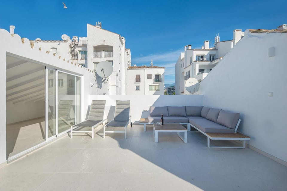 Property building, Patio, Balcony/Terrace, Seating area
