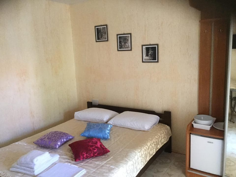 Photo of the whole room, Decorative detail