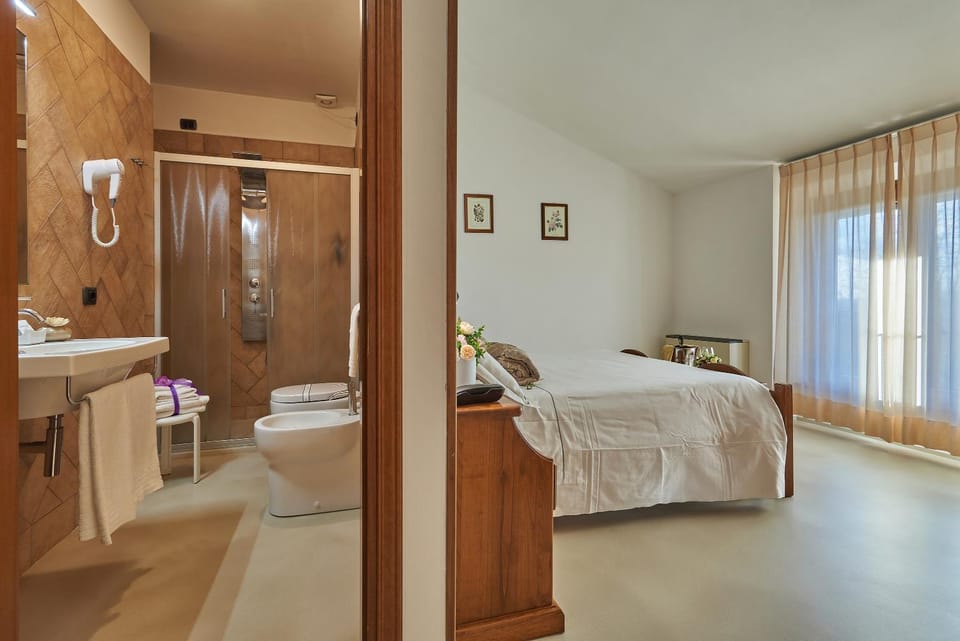 Toilet, Photo of the whole room