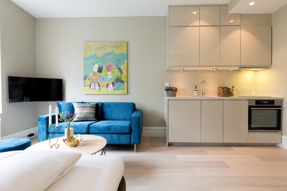Seating area, kitchen
