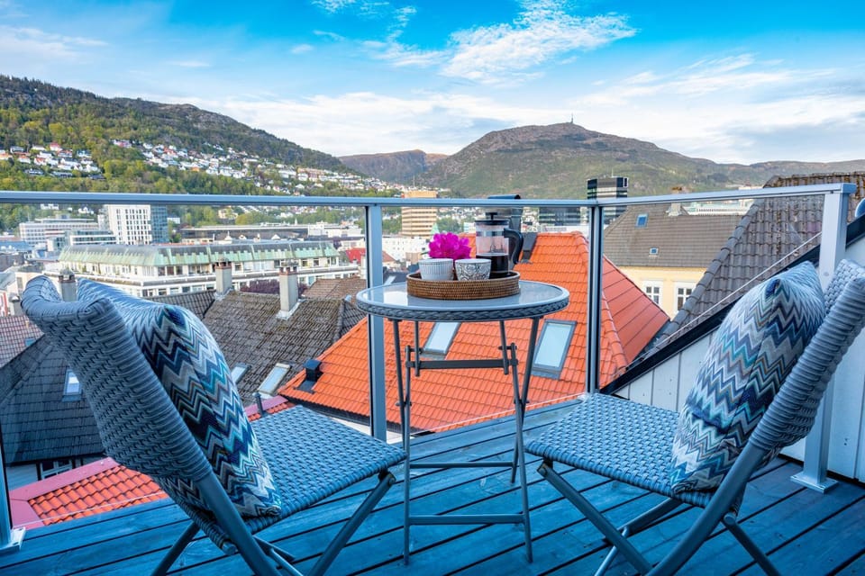 Balcony/Terrace, City view, Landmark view, Mountain view