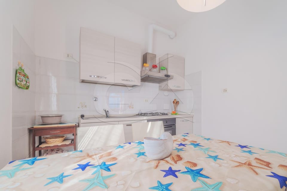 Kitchen or kitchenette, Dining area, stove